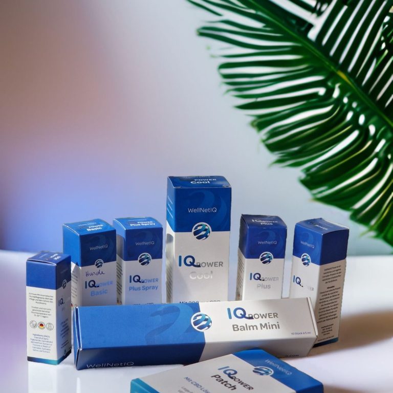 Verschiedene Produktverpackungen mit blauer und weißer Gestaltung auf einem Tisch.