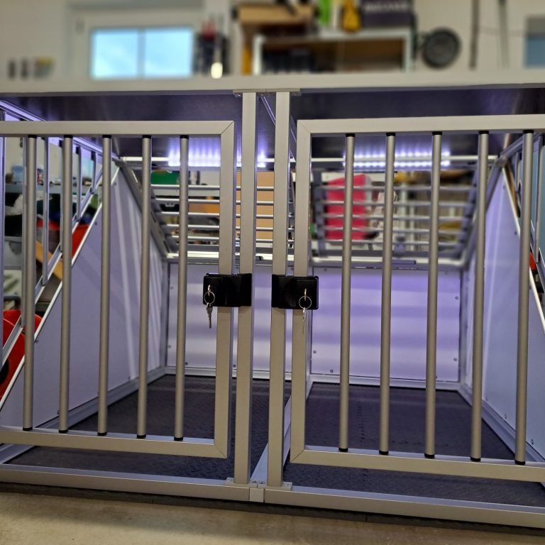 Robuste Hundebox mit zwei separaten Fächern und stabilen Gittertüren.